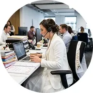 Mireasă ocupată folosind Inviter - platformă invitații digitale pentru organizare nuntă fără stres