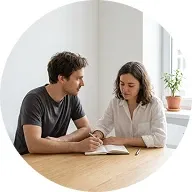 Cuplu minimalist folosind Inviter - invitații digitale elegante, sustenabile, fără hârtie pentru evenimente eco-friendly